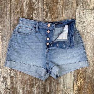 NEW Hollister Ultra High Rise Mom Jean Shorts